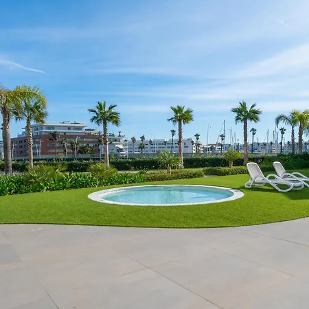 Bikini Bottom - Modern Poolside Escape *