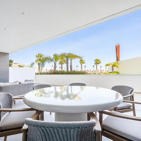Bikini Bottom - Modern Poolside Escape Apartmán *