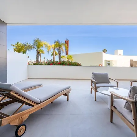 Bikini Bottom - Modern Poolside Escape *